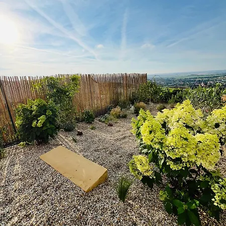 With The View And Private Garden דירה *