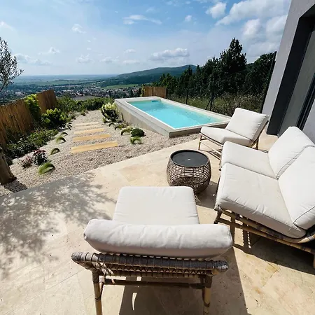 With The View And Private Garden דירה