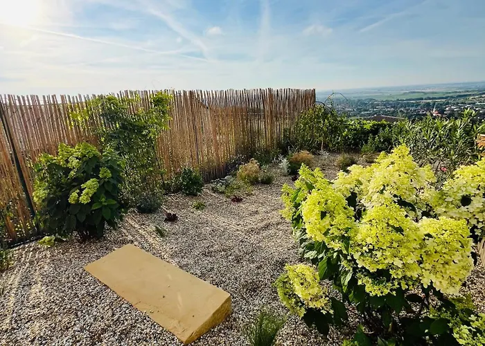 With The View And Private Garden דירה *