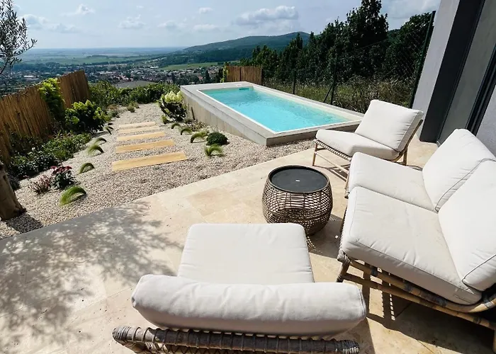 With The View And Private Garden דירה